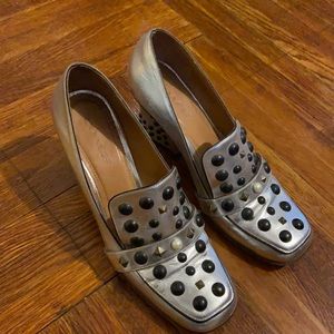 Metallic silver grommet pumps!